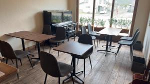 a room with tables and chairs and a piano at YUKARA LEAF OLDGE - Vacation STAY 29727v in Ōnuma +11 photos