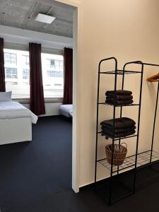 a room with a bed and a rack of towels at 29qm großes Zimmer im Elbvorort in Hamburg