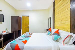 FabHotel Golden Nest Deluxe - Nr Calangute Beach客房内的一张或多张床位