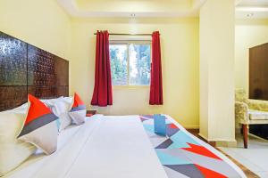 Postel nebo postele na pokoji v ubytování FabHotel Golden Nest Deluxe - Nr Calangute Beach