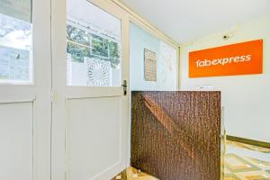 果阿旧城FabHotel Golden Nest Deluxe - Nr Calangute Beach的门旁墙上的橙色标志