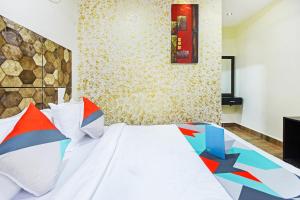 FabHotel Golden Nest Deluxe - Nr Calangute Beach客房内的一张或多张床位