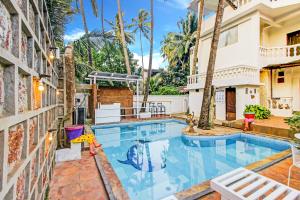 FabHotel Golden Nest Deluxe - Nr Calangute Beach内部或周边的泳池