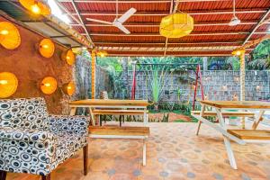 FabHotel Golden Nest Deluxe - Nr Calangute Beach餐厅或其他用餐的地方