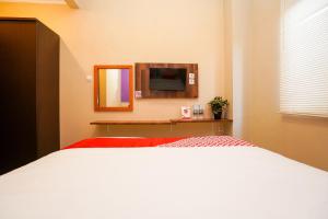 Postel nebo postele na pokoji v ubytování Hotel O Surabaya near Surabaya Town Square formerly Kupang Gunung Residence