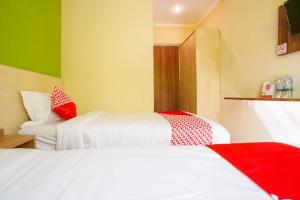 Postel nebo postele na pokoji v ubytování Hotel O Surabaya near Surabaya Town Square formerly Kupang Gunung Residence