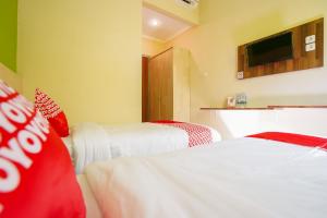 Postel nebo postele na pokoji v ubytování Hotel O Surabaya near Surabaya Town Square formerly Kupang Gunung Residence