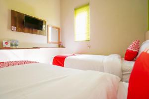Postel nebo postele na pokoji v ubytování Hotel O Surabaya near Surabaya Town Square formerly Kupang Gunung Residence