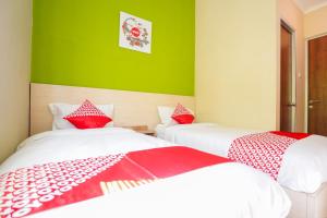 Postel nebo postele na pokoji v ubytování Hotel O Surabaya near Surabaya Town Square formerly Kupang Gunung Residence + 28 fotografií