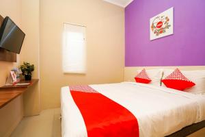 Postel nebo postele na pokoji v ubytování Hotel O Surabaya near Surabaya Town Square formerly Kupang Gunung Residence