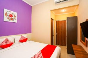 Postel nebo postele na pokoji v ubytování Hotel O Surabaya near Surabaya Town Square formerly Kupang Gunung Residence