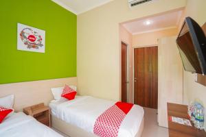 TV a/nebo společenská místnost v ubytování Hotel O Surabaya near Surabaya Town Square formerly Kupang Gunung Residence