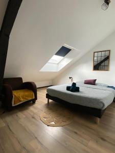 a bedroom with a bed and a couch at "LA FABRIQUE" en HYPERCENTRE PARKING GRATUIT in Amiens
