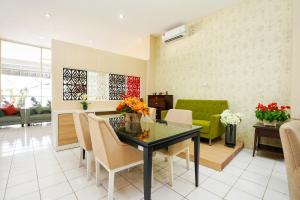 Posezení v ubytování Hotel O Surabaya near Surabaya Town Square formerly Kupang Gunung Residence