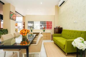 Posezení v ubytování Hotel O Surabaya near Surabaya Town Square formerly Kupang Gunung Residence