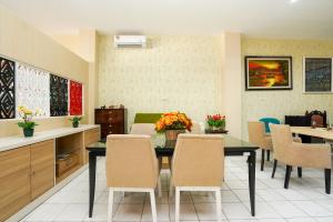 Posezení v ubytování Hotel O Surabaya near Surabaya Town Square formerly Kupang Gunung Residence