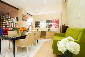 Posezení v ubytování Hotel O Surabaya near Surabaya Town Square formerly Kupang Gunung Residence