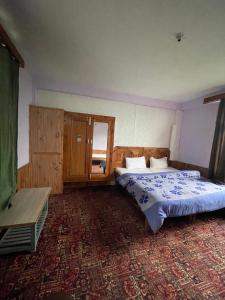 Ένα ή περισσότερα κρεβάτια σε δωμάτιο στο Hostello Manali
