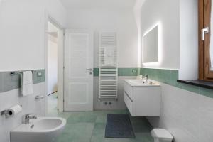 アジェーロラにあるLa Dimora Dei Nonni Apartmentsの洗面台とトイレを備えた白いバスルーム +29枚の写真