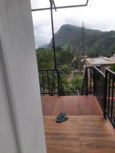 Vista generica sulle montagne o vista sulle montagne dall'interno della stanza in casa privata