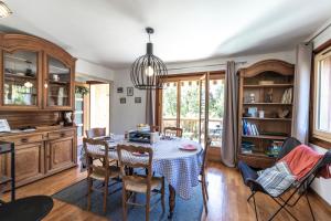 een eetkamer met een tafel en stoelen bij Appartement spacieux avec vue in Saint-Gervais-les-Bains