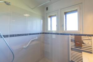 Appartement spacieux avec vue في سان جيرفيه ليه بان: حمام مع دش وحوض استحمام +15 صورة