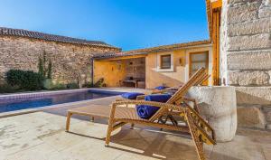 シサンにあるVilla Perla by Kompas Villasのパティオ(椅子付)、スイミングプール