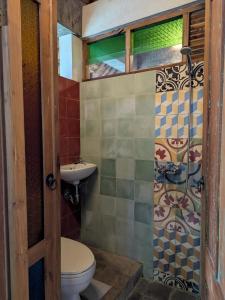 ein Badezimmer mit Toilette und Waschbecken in der Unterkunft Melati Double Studio with Shady Balcony Upstairs in Timuran