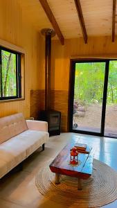 Giường trong phòng chung tại Cabaña Alto del Bosque