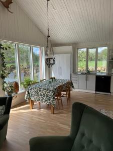 Gallery image of Meadow house, a comfortable and modern home near a lake in Ljungby +18 photos