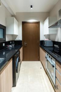 Dapur atau dapur kecil di Easy Rental Serviced Apartment in Zed El Sheikh Zayed