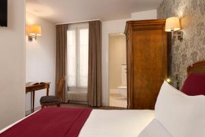 Postel nebo postele na pokoji v ubytování Timhotel Invalides Eiffel