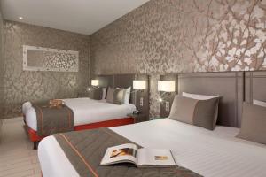 Postel nebo postele na pokoji v ubytování Timhotel Invalides Eiffel