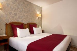 Postel nebo postele na pokoji v ubytování Timhotel Invalides Eiffel