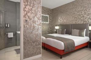 Postel nebo postele na pokoji v ubytování Timhotel Invalides Eiffel