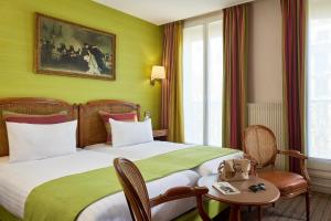 Postel nebo postele na pokoji v ubytování Timhotel Invalides Eiffel