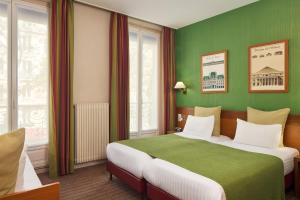Postel nebo postele na pokoji v ubytování Timhotel Invalides Eiffel