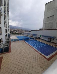 a swimming pool on the side of a building at Apartamento de Lujo in Floridablanca