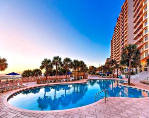 Bazén v ubytování 1 BR Direct Oceanfront Condo Wyndham Ocean Walk Resort - Daytona Funland 703 nebo v jeho okolí