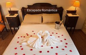 A bed or beds in a room at La Torre del Vilar