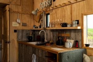Kuchyň nebo kuchyňský kout v ubytování Reconnect at Off-Grid Hilltop Cabin with Mountain Views