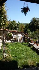 a garden with a table and chairs in a yard at Guest House Selin in Veliko Tŭrnovo