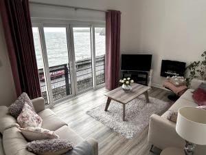 TV a/nebo společenská místnost v ubytování Seafront Apartment in Tramore