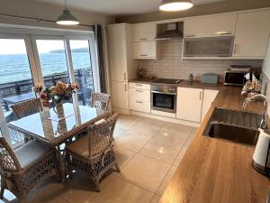 Kuchyň nebo kuchyňský kout v ubytování Seafront Apartment in Tramore