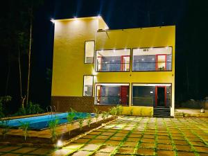 Bazén v ubytování Nature View Resort Yercaud nebo v jeho okolí