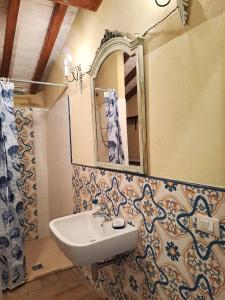 un baño con lavabo y espejo en Rustico La Tinaia, en Montigiano 36 fotos más