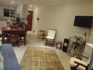 ein Wohnzimmer mit Tisch und ein Esszimmer in der Unterkunft The View No 21 in Jeffreys Bay