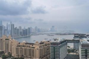 Nespecifikovaný výhled na destinaci Dubaj nebo výhled na město při pohledu z apartmánu