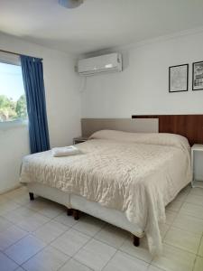 a bedroom with a bed and a window at Brisas del Lago Apartamentos in Colón +39 photos