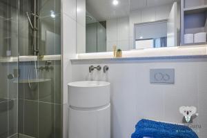 Ένα μπάνιο στο KozyGuru | Melbourne CBD 2Bed Apt + Stunning Views